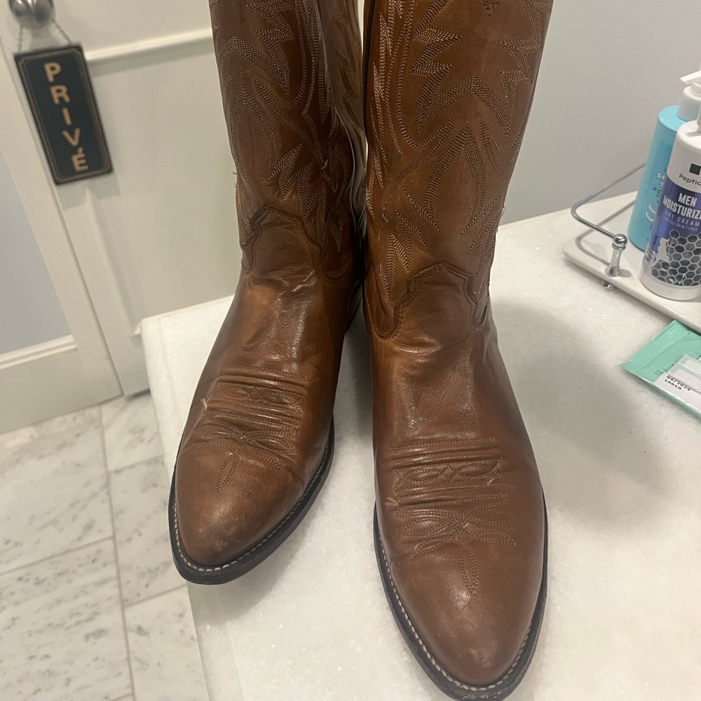 Nocona leather medium brown men's cowboy boots.  Size 10.5.